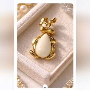 Rare Crown Trifari  Gold and Cream Rabbit Cabochon Jelly Belly Brooch
